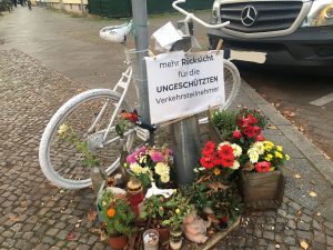 Weißes Geisterrad zur Erinnerung an einen tödlichen Verkehrsunfall.