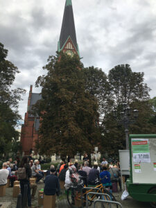 Viele Menschen beim Kiezgespräch auf dem Karl-August-Platz.