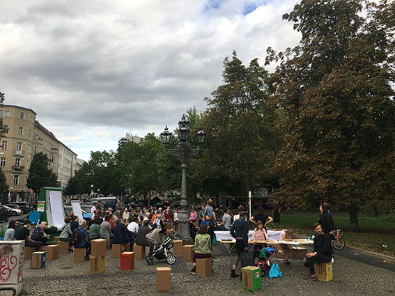 Leute aus dem Kiez nehmen am 1. Kiezgespräch teil, um ihre VOrstellungen eines lebenswerten Kiezes zu sammeln und zu formulieren.