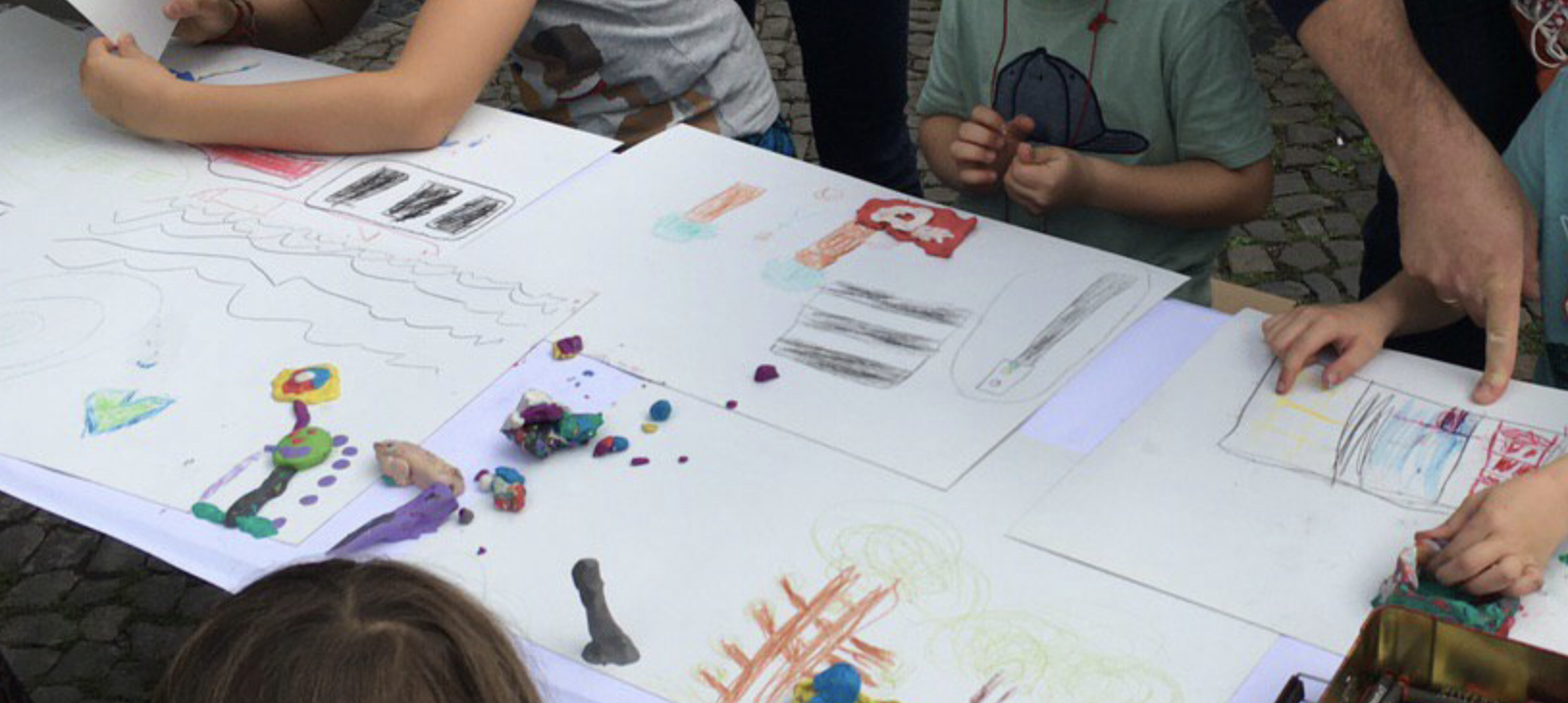Kinder beim Malen ihrer Wünsche für den Karl-August-Kiez, Charlottenburg.
