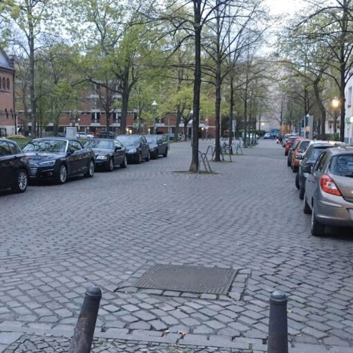 Autos parken in der Fußgängerzone
