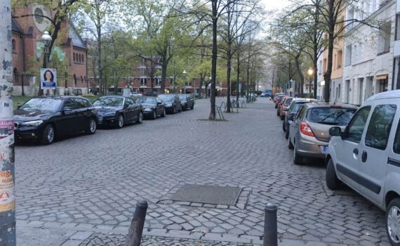 Autos parken in der Fußgängerzone