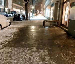 Eis auf dem Gehweg ist eine große Gefahr. Die Schneeräumpflicht sollte inhaltlich verstanden werden.