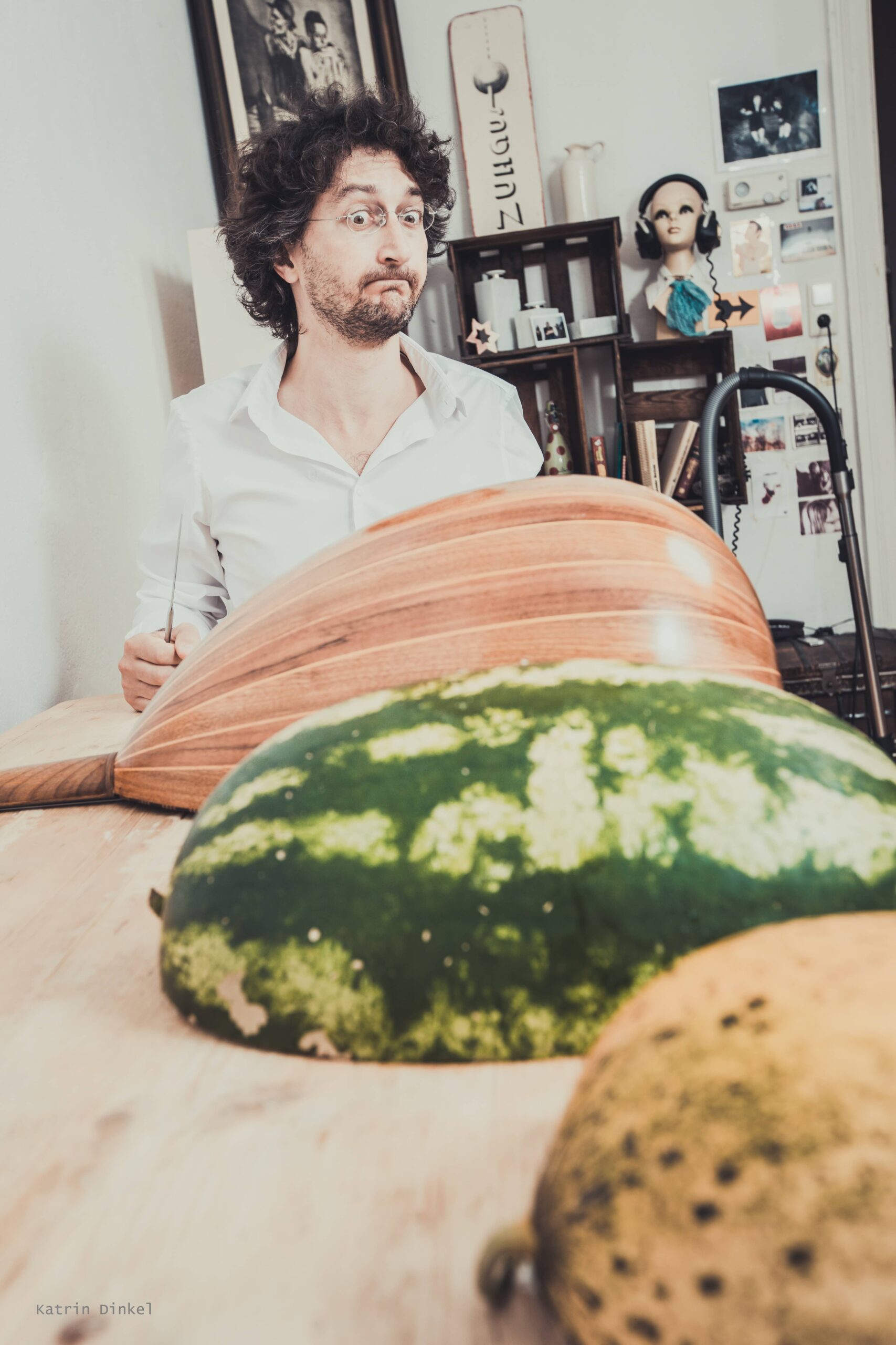 Andrea Mozzato mit Instrument und Melonen.